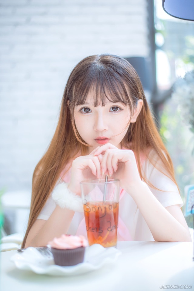 庞统点点头，邓贤、泠苞在军中威望终究不及张任，虽然如今占据了成都，成都以北皆降，但成都以南，巴郡各地将领官员却并未表态。